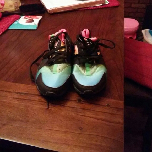 Nike Shoes - Air huarche by nike